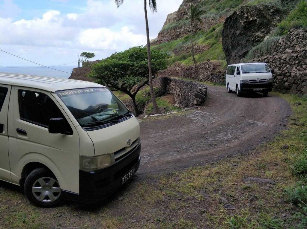 Busse auf der Küstenstraße Richtung Fontainhas auf Santo Antao Kapverden