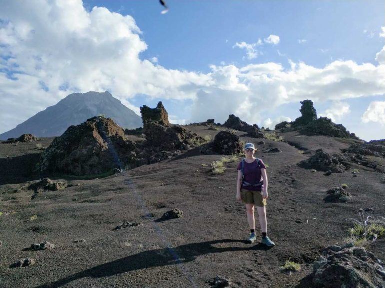 Sandra im Lavafeld auf Fogo Kapverden