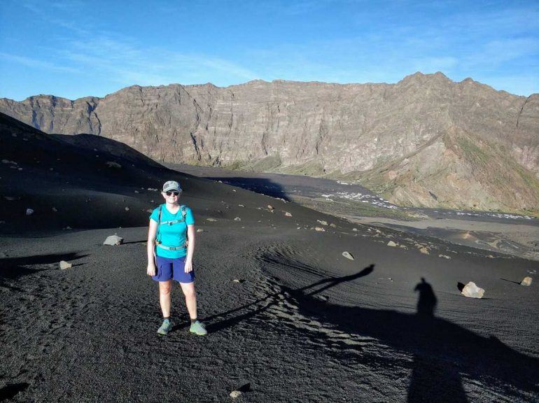 Sandra im Morgenlicht am Pico Grande auf Fogo Kapverden