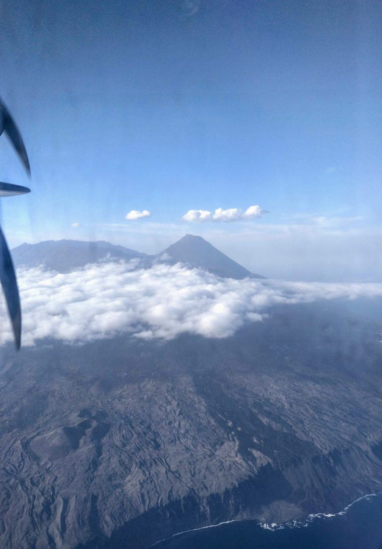Blick auf den Pico Grande auf Fogo vom Flugzeug aus Kapverden
