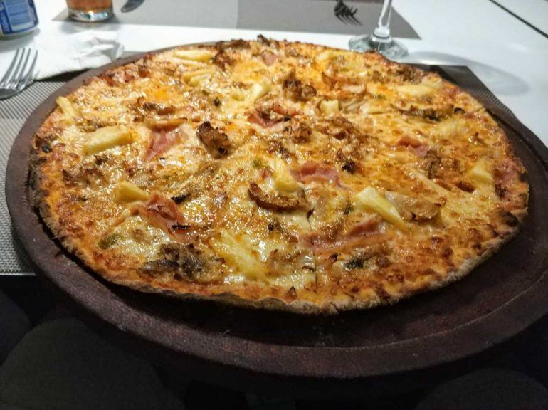 Pizza im Restaurant Linha D'Aqua in Praia Santiago Kapverden