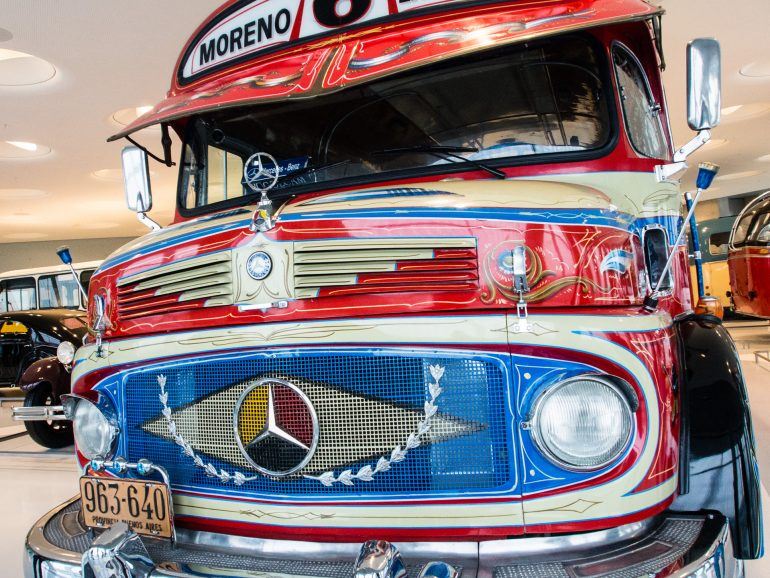 Toll angemalter alter Bus im Mercedes-Benz Museum in Stuttgart