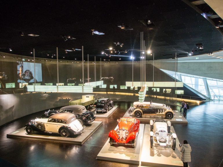 Autos im Mercedes-Benz Museum in Stuttgart