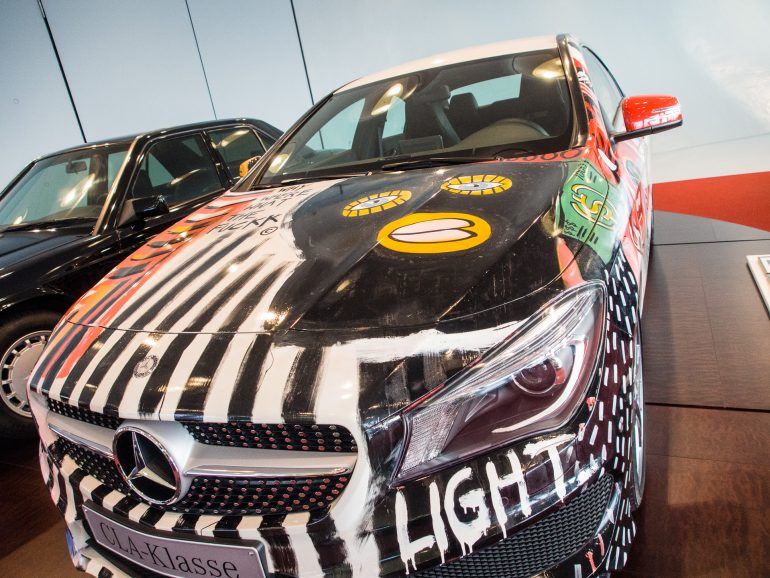 Cooles Auto im Mercedes-Benz Museum in Stuttgart