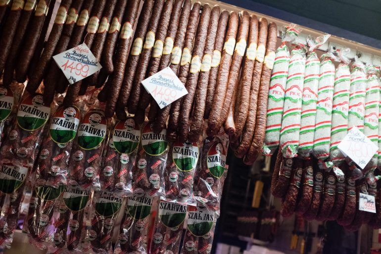 Salami in der großen Markthalle in Budapest Ungarn