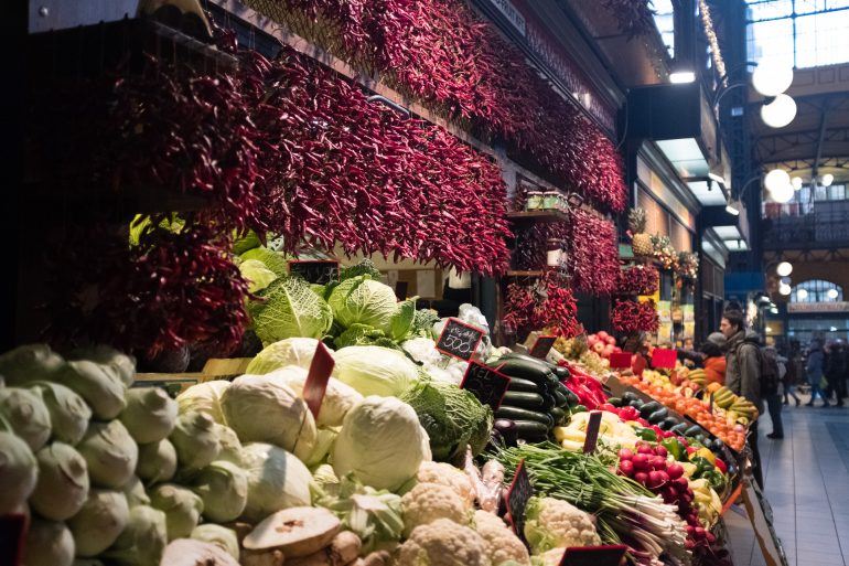 Gemüsestand in der großen Markthalle in Budapest Ungarn
