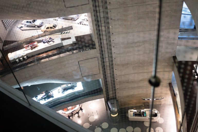 Blick von oben im Mercedes-Benz Museum in Stuttgart
