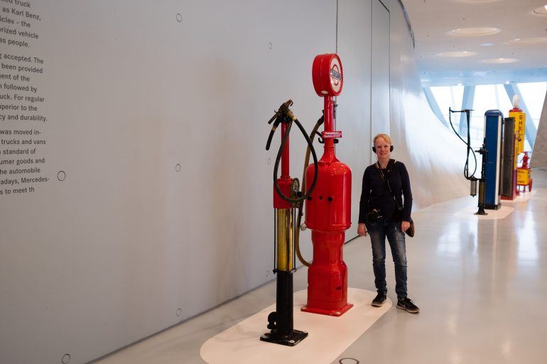 Sandra an einer alten Zapfsäule im Mercedes Benz Museum in Stuttgart