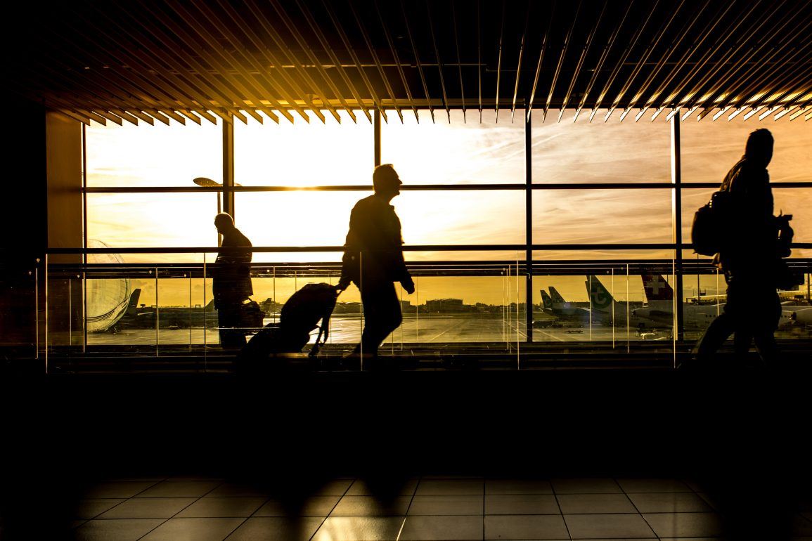 Silhouette von Passagieren im Flughafen
