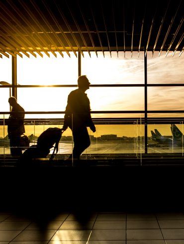 Silhouette von Passagieren im Flughafen