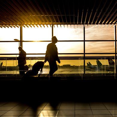 Silhouette von Passagieren im Flughafen