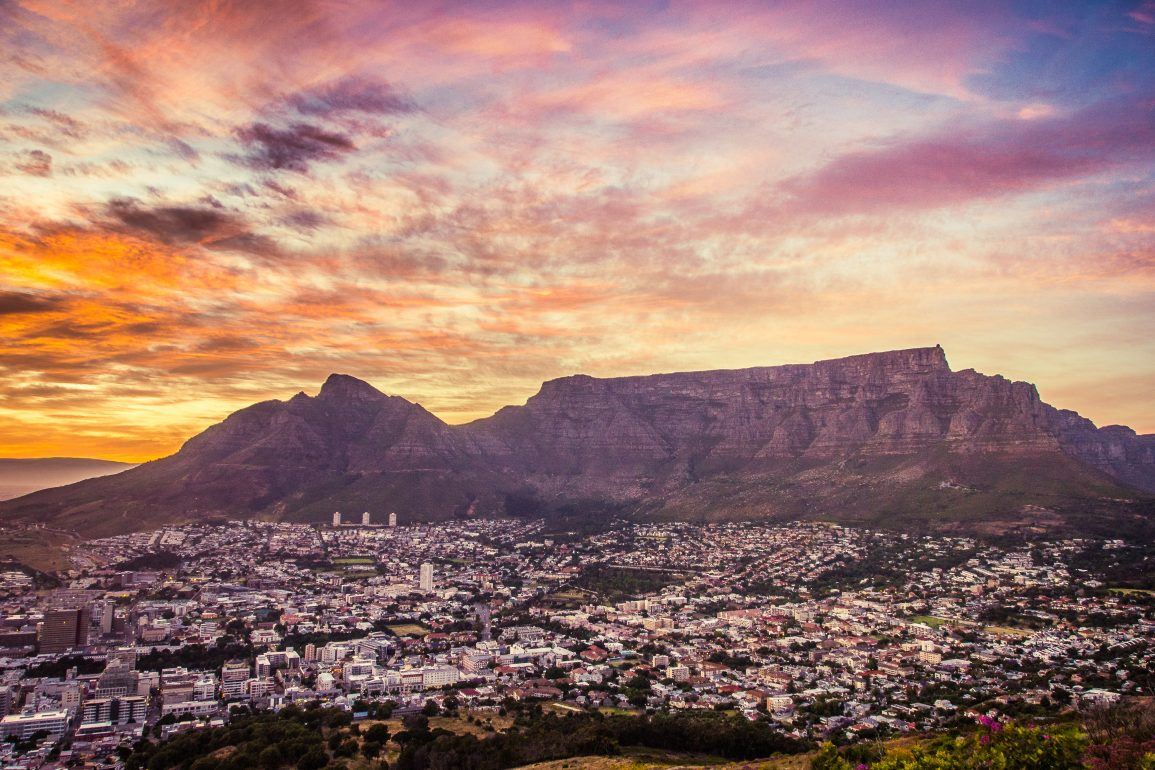 Tafelberg bei Sonnenaufgang in Kapstadt Südafrika