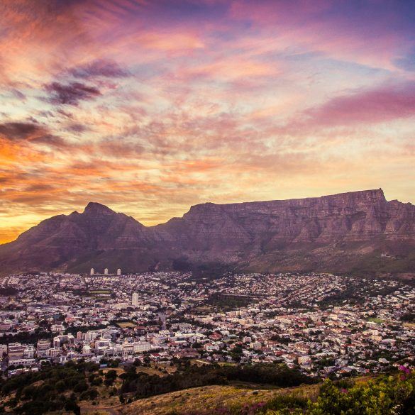 Tafelberg bei Sonnenaufgang in Kapstadt Südafrika