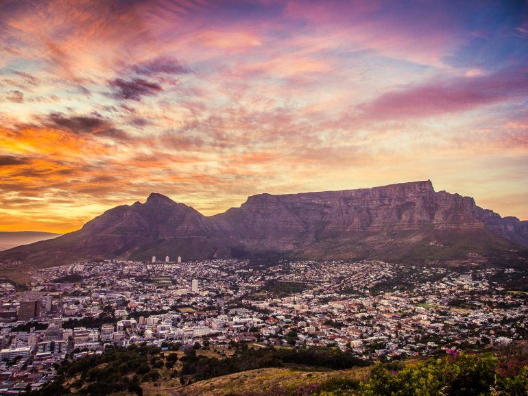 Tafelberg bei Sonnenaufgang in Kapstadt Südafrika