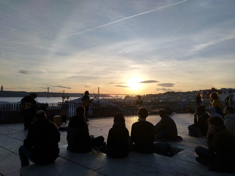 Sonnenuntergang am Mirador de Santa Catarina in Lissabon