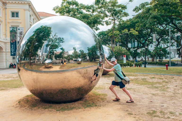 Sandra bei den Mirror Balls in Singapur