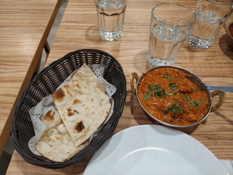 Chicken Tikka Masala mit Naan Brot in Singapur