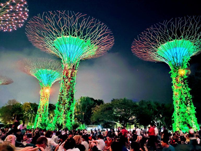Supertrees bei Dunkelheit Singapur
