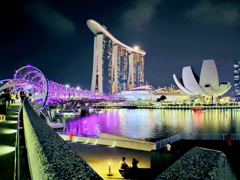 Helix Bridge by Night Singapur