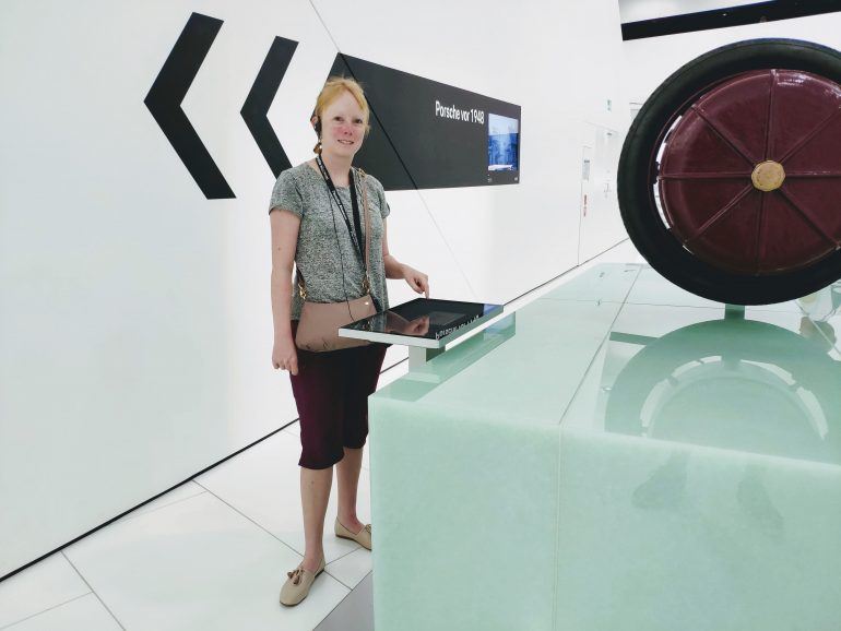 Sandra an Multi-Touch-Station im Porsche Museum in Stuttgart