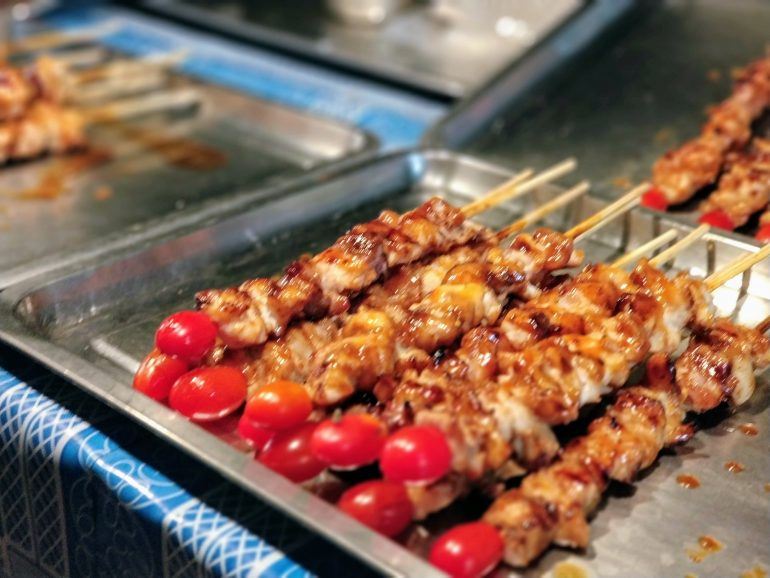 Grillspieß auf Nachtmarkt Koh Samui Thailand