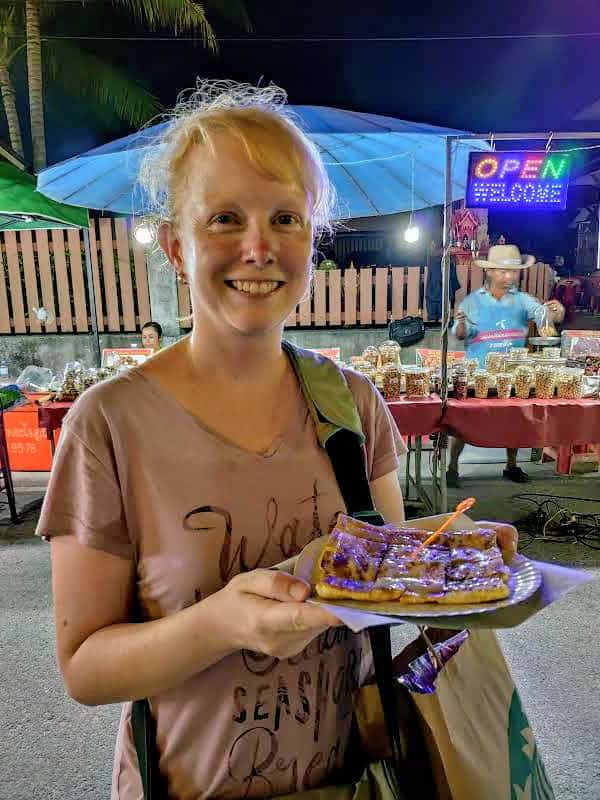 Sandra mit Pancake auf Nachtmarkt Koh Samui Thailand