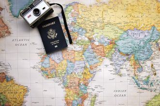 Weltkarte, Pass und Kamera